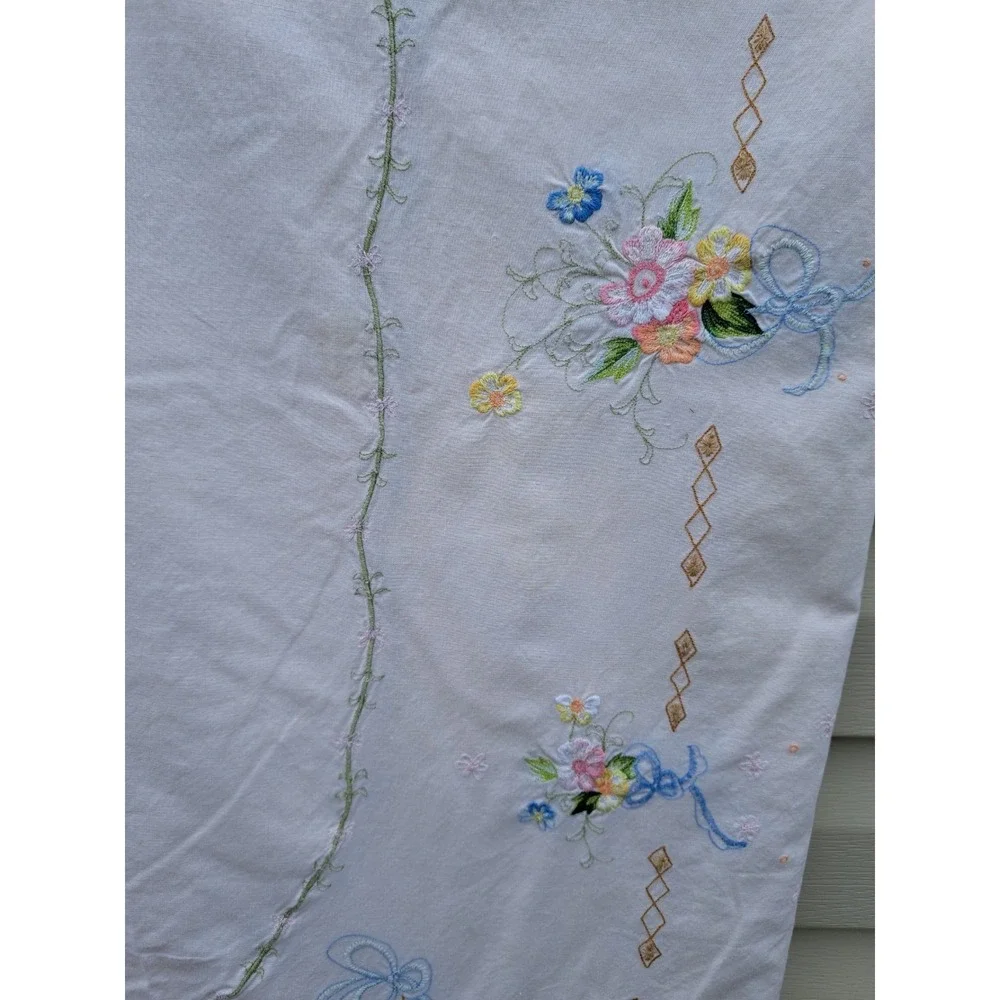 VTG Cotton Ivory Embroidered Oval Tablecloth 92 X 61 Inches